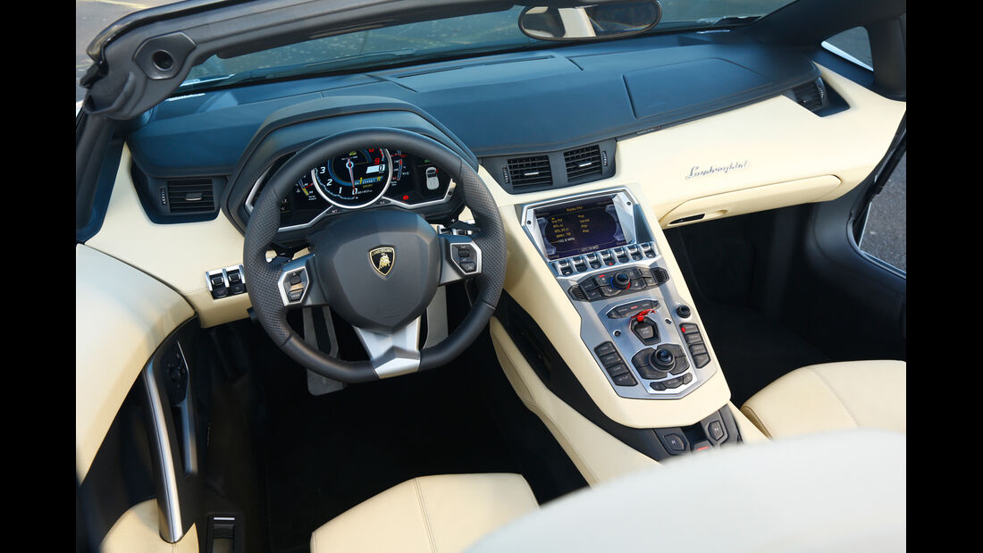 Lamborghini Aventador LP 700-4, Cockpit