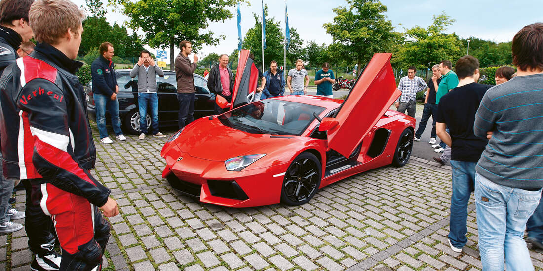 Lamborghini Aventador LP 700-4, Seitenansicht, Zuschauer