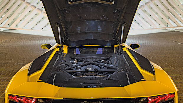 Lamborghini Aventador Motor