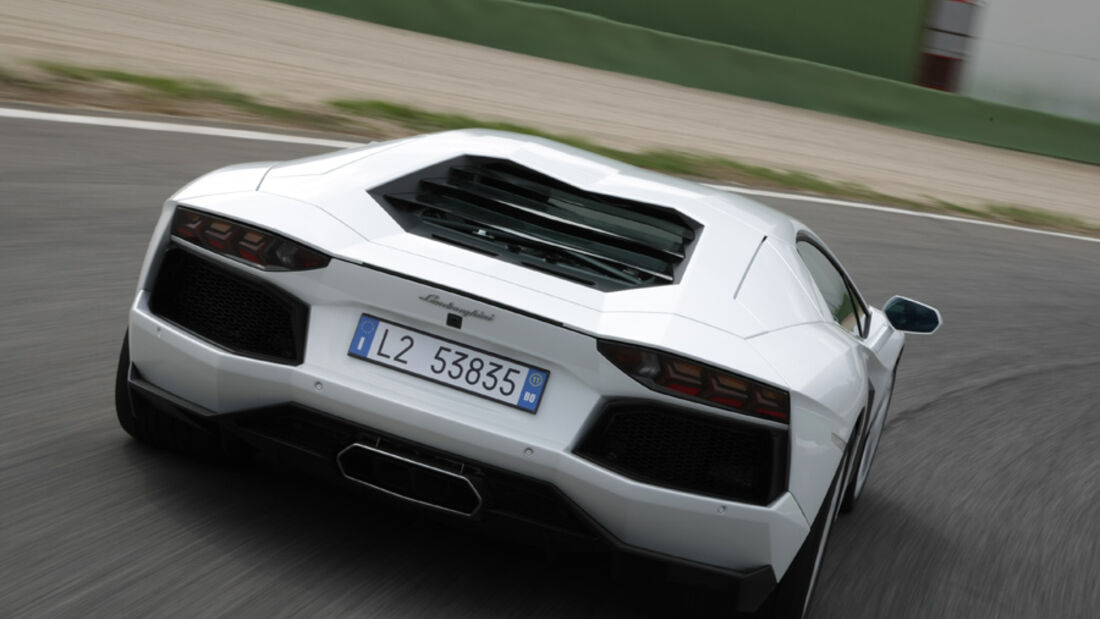 Lamborghini Aventador, Rückansicht, Teststrecke