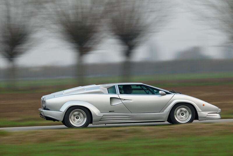 Lamborghini Countach Anniversario, Seitenansicht, Überlandfahrt