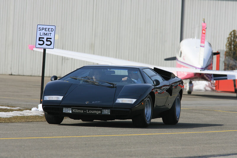 Lamborghini Countach Turbo S - Frontansicht vor Flugzeug