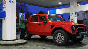 Lamborghini LM 002 an der Tankstelle