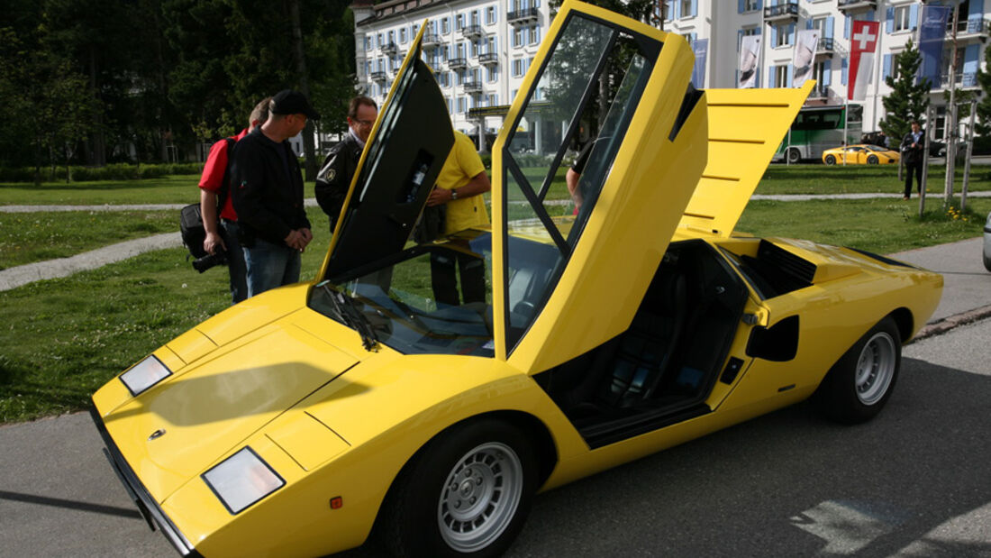 Lamborghini mit offenen Flügeltüren