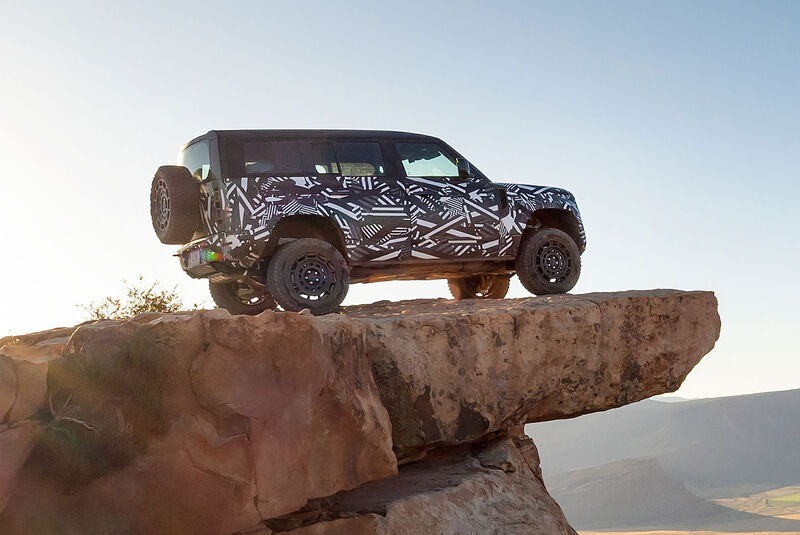 Land Rover Defender Octa Teaser