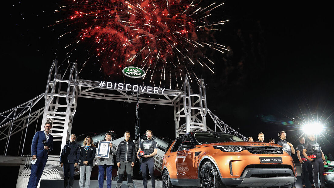 Land Rover Discovery LEGO Tower Bridge (2016)