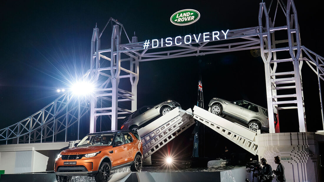 Land Rover Discovery LEGO Tower Bridge (2016)