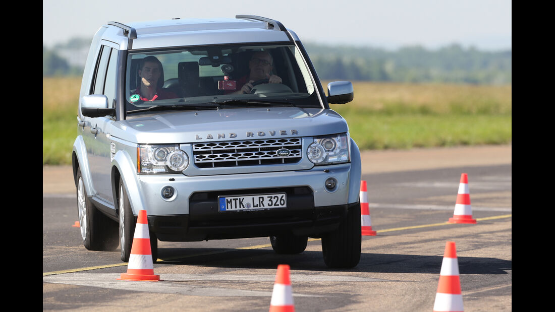 Land Rover Discovery SDV 6, Frontansicht, Slalom