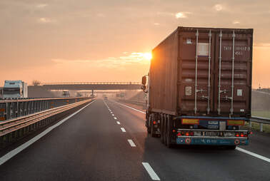 Regierung lockert Lkw-Fahrverbote