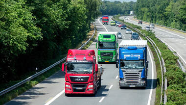 Lastwagen auf Autobahn A28