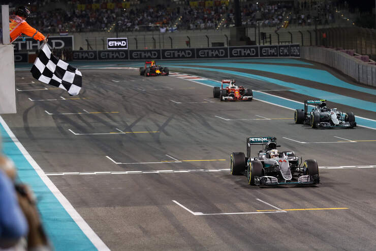 https://imgr1.auto-motor-und-sport.de/Lewis-Hamilton-Formel-1-GP-Abu-Dhabi-2016-fotoshowBig-8b6bb302-993229.jpg