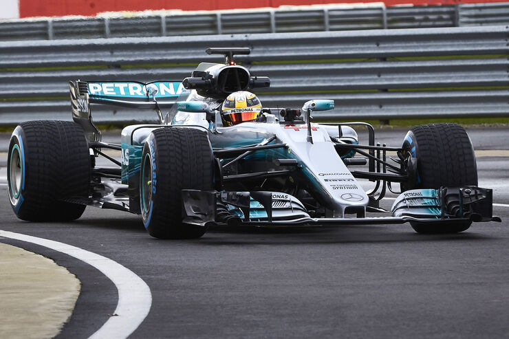 Lewis-Hamilton-Mercedes-W08-F1-2017-fotoshowBig-ddbb2a42-1008704.jpg