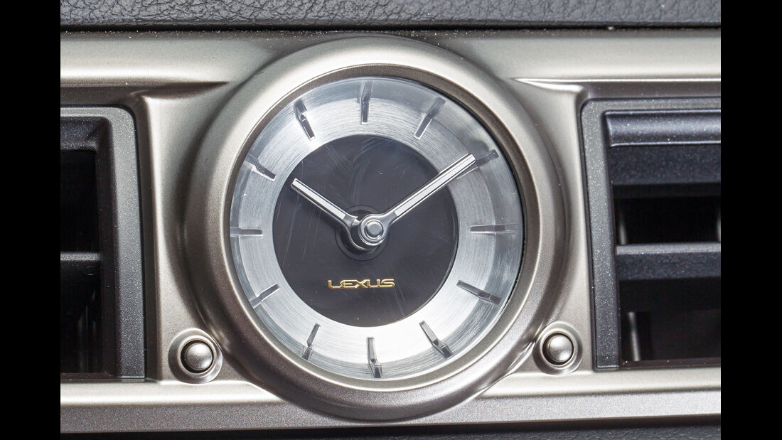 Lexus GS 450h, Uhr