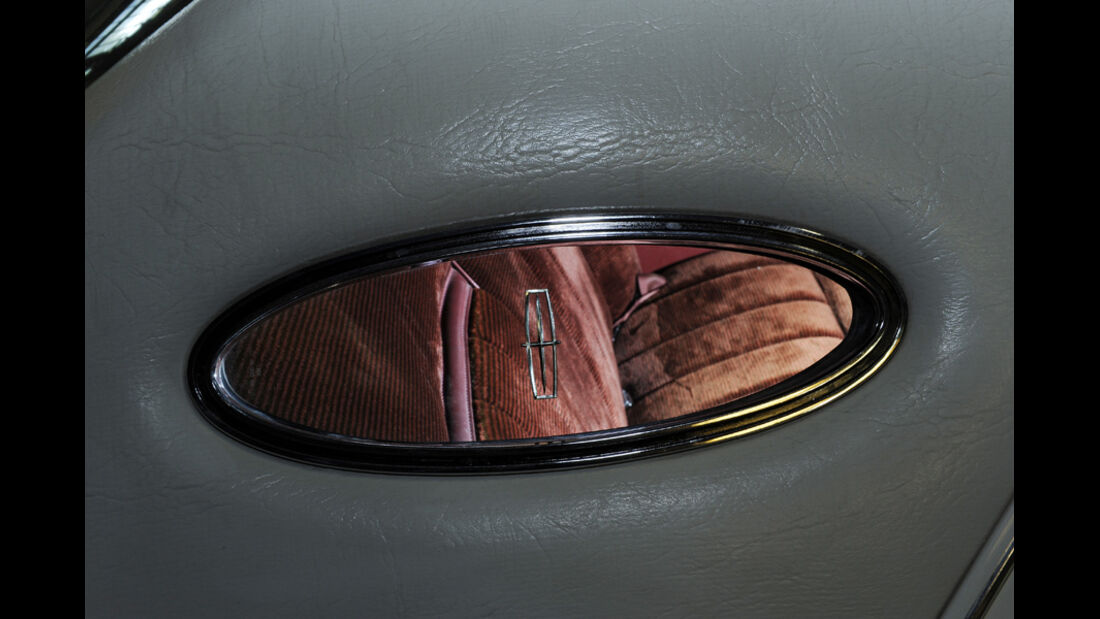 Lincoln Continental Mark V, Detail, Opera window