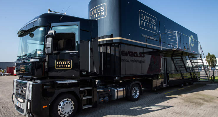 Lotus F1 Race-Trailer