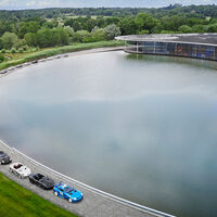 Luftbild von Mercedes-SLR-McLaren vor einem See