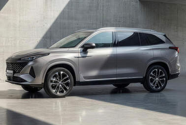 Fünfmeter-Siebensitzer-SUV bekommt Preisschild