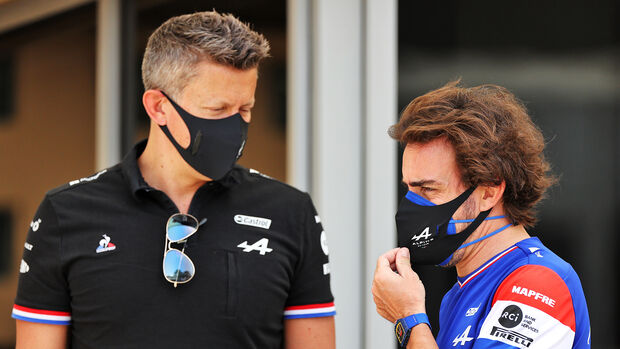 Marcin Budkowski & Fernando Alonso - Alpine - GP Bahrain 2021