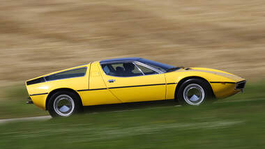 Maserati Bora 4.7 in Fahrt - Seitenansicht