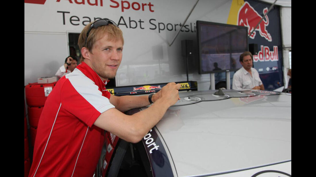 Mattias Ekström bei Sebastian Vettel