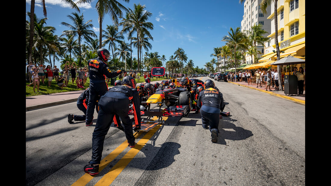 Max Verstappen - Red Bull USA Roadtrip - Showrun - Formel 1 2018