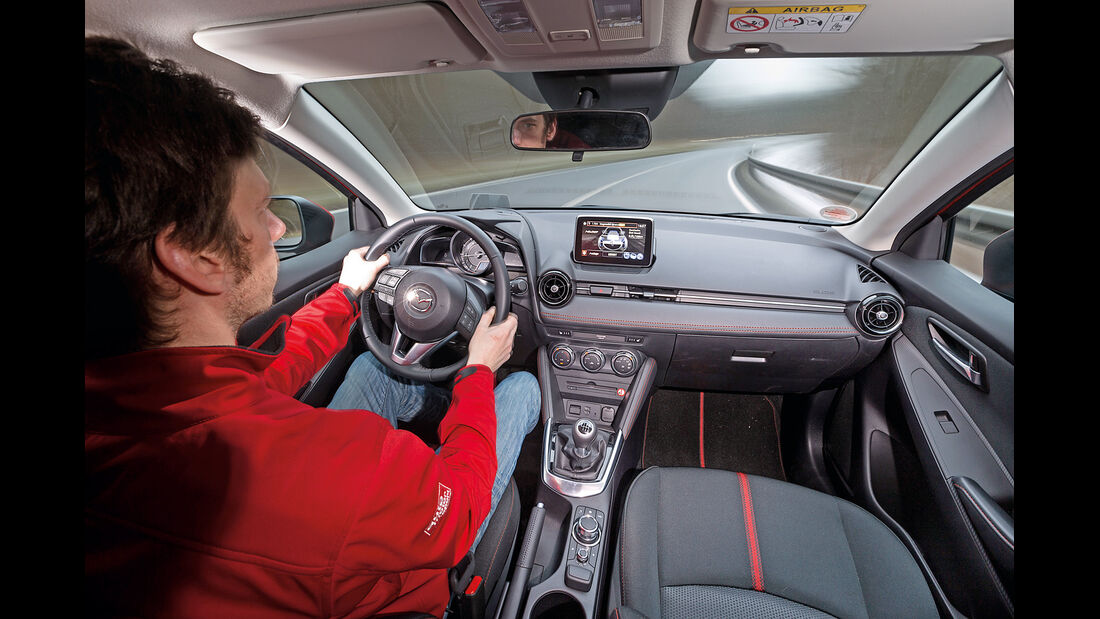 Mazda 2 Skyactiv-G 115 i-Eloop, Cockpit, Fahrersicht
