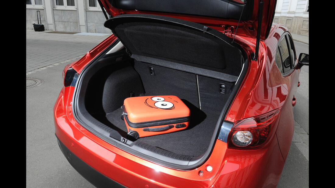 Mazda 3 Diesel Kofferraum mit Gepäckstück