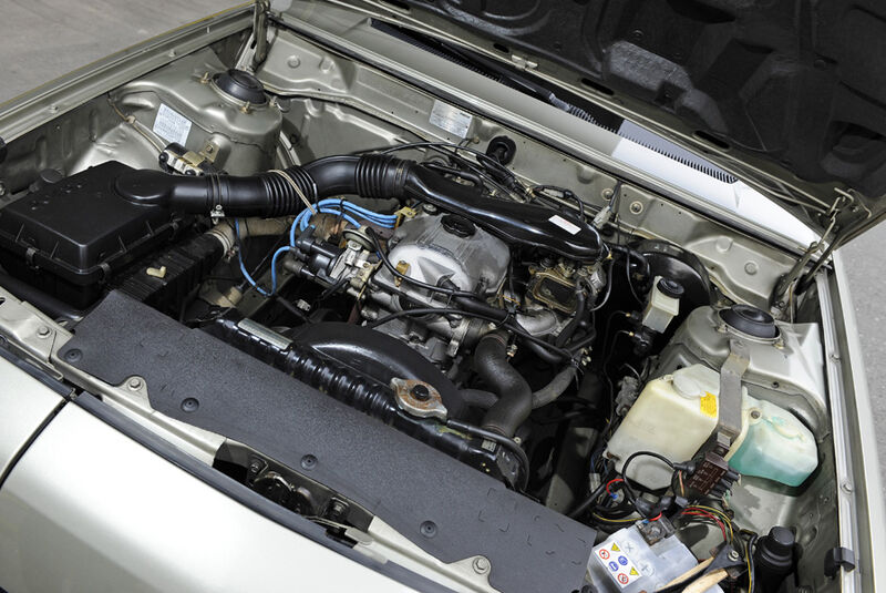 Mazda 929 Coupe, Motorraum, Detail