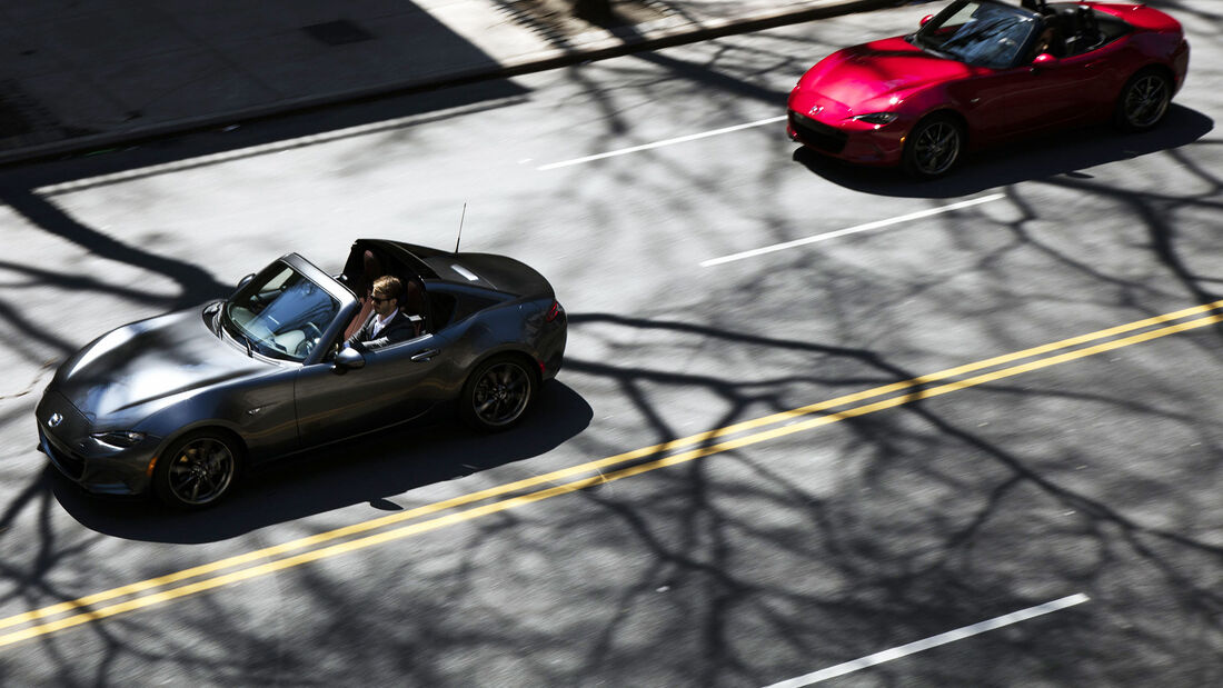 Mazda MX-5 RF und Mazda MX-5 mit Stoffverdeck, Fahraufnahme