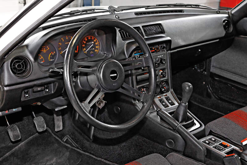 Mazda RX-7, Cockpit
