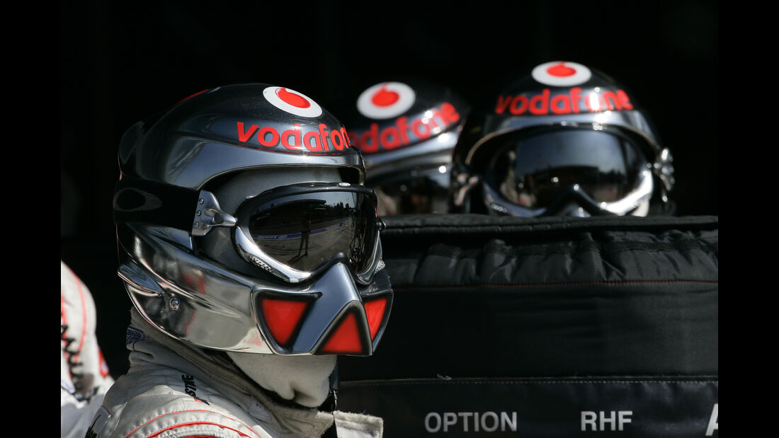 McLaren - 2007 - Mechaniker - Helme - Formel 1