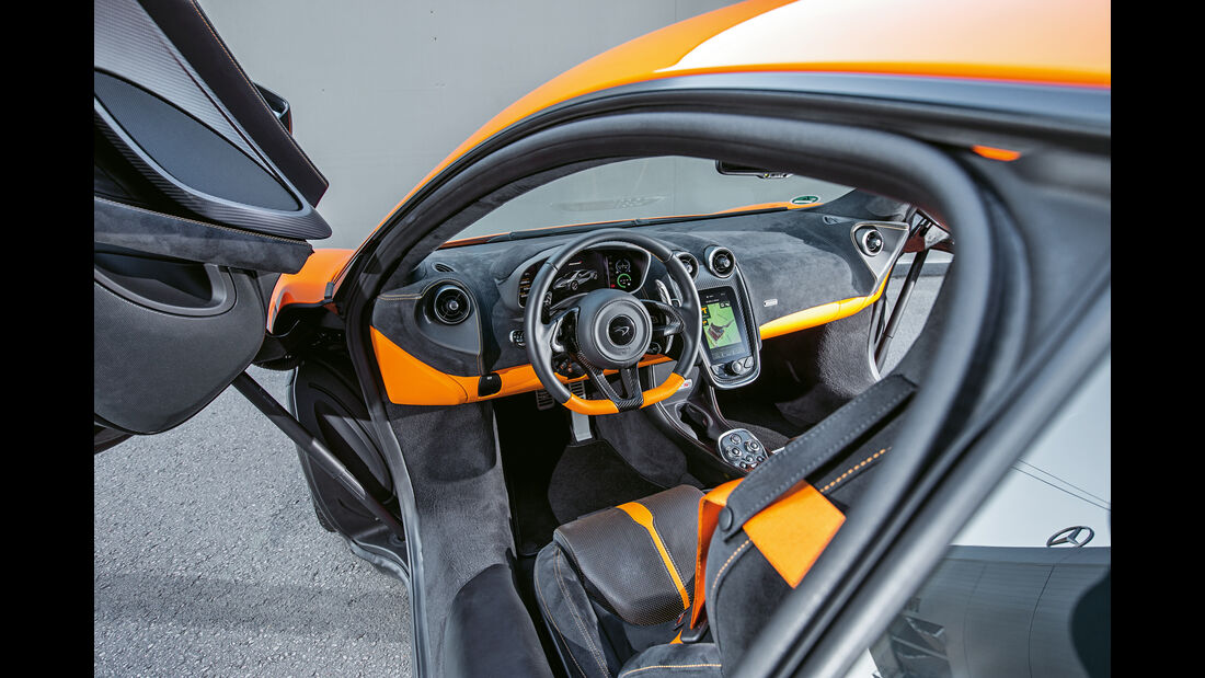 McLaren 570S, Cockpit
