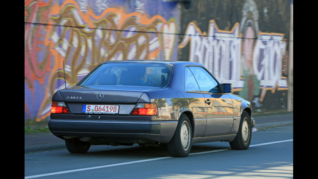 Mercedes 230 CE, Heckansicht