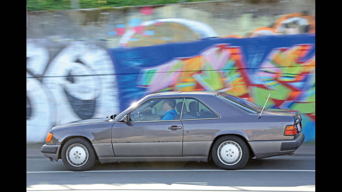 Mercedes 230 CE, Seitenansicht
