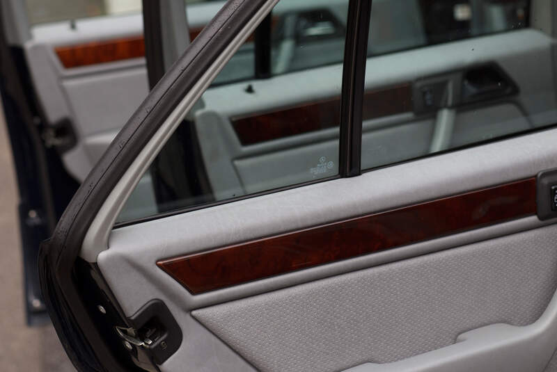 Mercedes 260 E lang, Fenster 