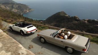 Mercedes 500 SL, Porsche 911 Carrera Cabriolet, Seitenansicht