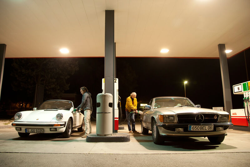 Mercedes 500 SL, Porsche 911 Carrera Cabriolet, Tankstelle
