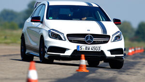 Mercedes A 45 AMG, Frontansicht, Slalom