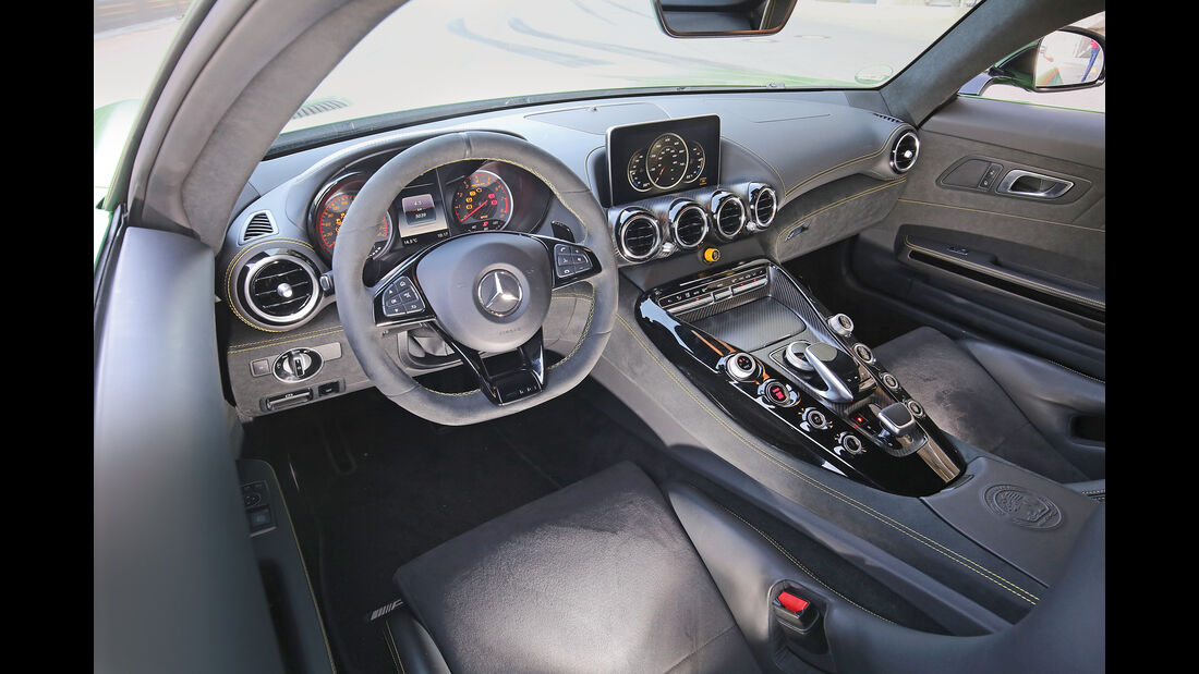 Mercedes-AMG GT R, Cockpit