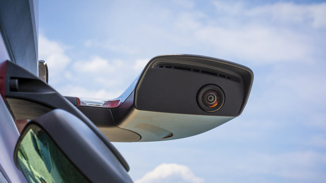 Mercedes Lkw MirrorCam: Video-Rückspiegel soll Standard werden