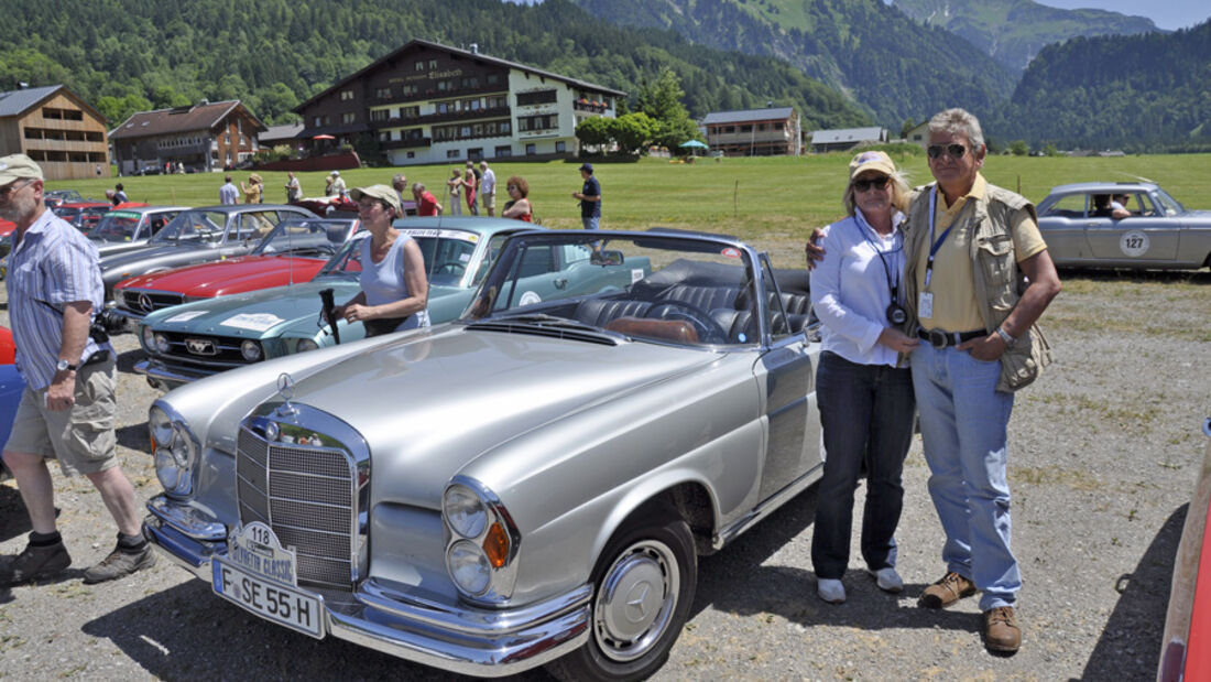 Mercedes-Benz 220 SEb Cabriolet bei der Silvretta Classic 2010 - Norbert und Constanze Woelfle