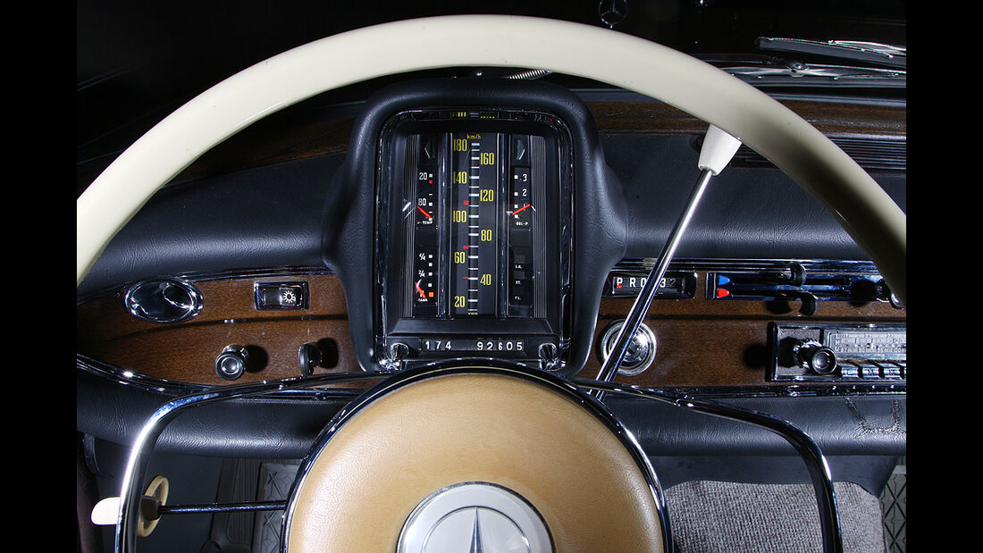 Mercedes-Benz 220S
