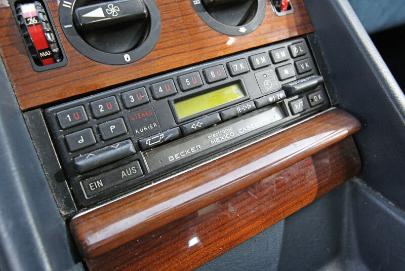 Mercedes-Benz 380 SE, Radio, Mittelkonsole