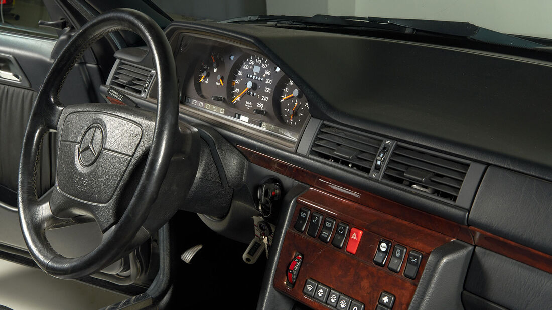 Mercedes-Benz 500 E AMG 6.0 W124 (1991) Cockpit