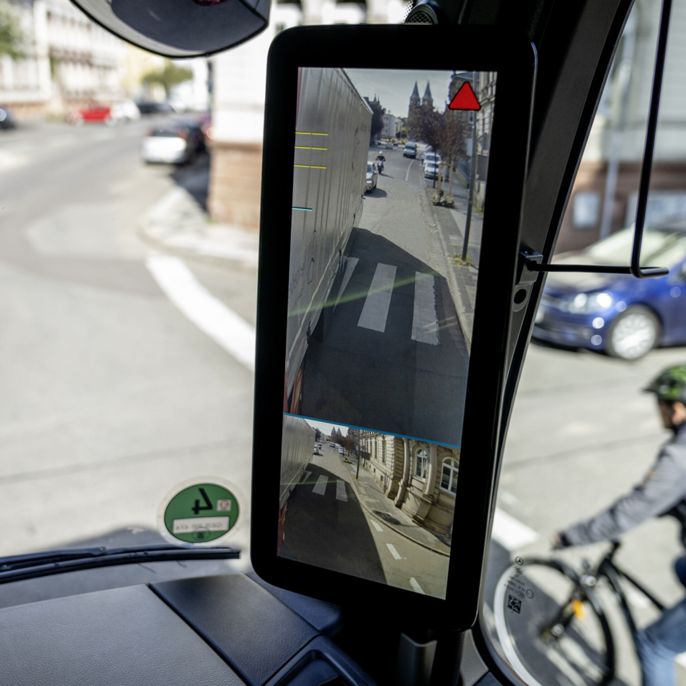 Der Blick nach vorne und zurück: Spiegelsysteme für Nutzfahrzeuge