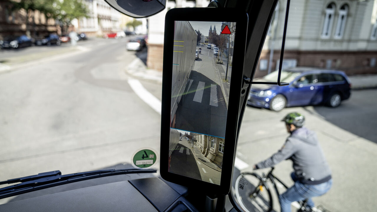 Mercedes Lkw MirrorCam: Video-Rückspiegel soll Standard werden