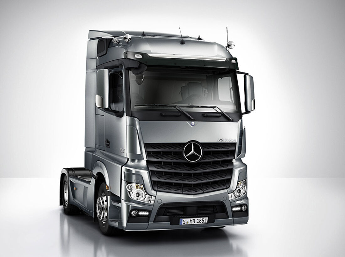 Neuer Mercedes Actros So fährt und lebt es sich im LuxusLkw auto