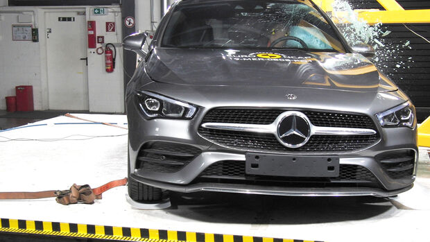 Mercedes-Benz CLA - Pole crash test 2019