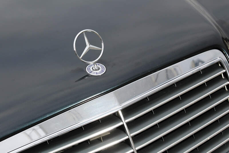 Mercedes-Benz E 500, Kühlergrill, Stern