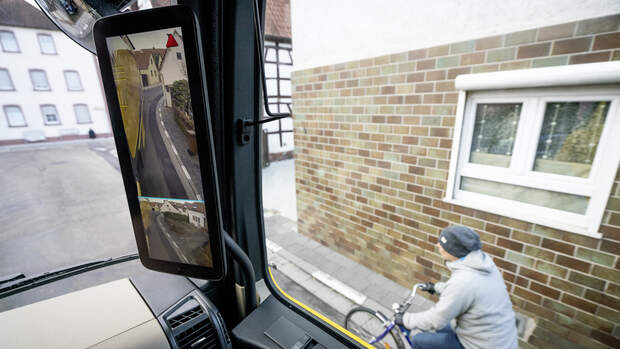Mercedes-Benz Lkw: Perfektes Zusammenspiel: Abbiege-Assistent und MirrorCam bieten noch mehr Sicherheit

Mercedes-Benz Trucks: Perfect teamwork: Sideguard Assist and MirrorCam provide for greater safety
